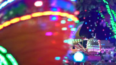 Gece eğlenceleriyle dolu bir lunapark. Phnom Penh, Kamboçya, Asya