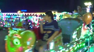 Gece eğlenceleriyle dolu bir lunapark. Phnom Penh, Kamboçya, Asya