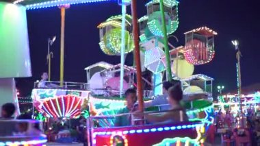Gece eğlenceleriyle dolu bir lunapark. Phnom Penh, Kamboçya, Asya