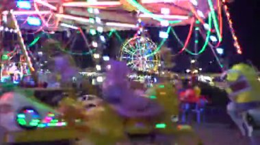 Gece eğlenceleriyle dolu bir lunapark. Phnom Penh, Kamboçya, Asya