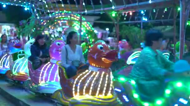 Pretpark met nachtelijke attracties. Phnom Penh, Cambodja, Azië — Stockvideo