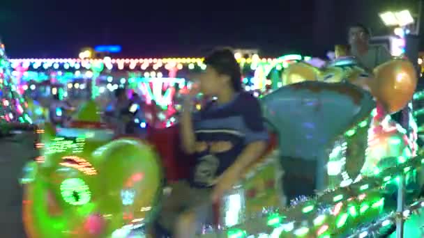 Park rozrywki z nocnymi atrakcjami. Phnom Penh, Kambodża, Azja — Wideo stockowe