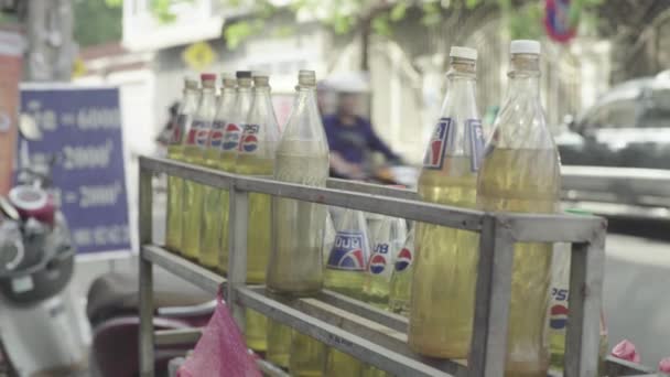 Бензин в бутылке. Сиануквиль. Камбоджа. Азия — стоковое видео