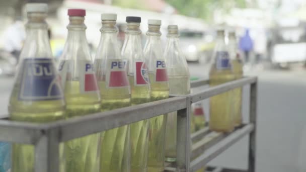 Gasolina embotellada. Sihanoukville. Camboya. Países Bajos — Vídeos de Stock