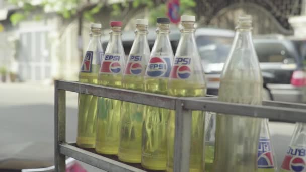 汽油瓶装。西哈努克维尔柬埔寨。亚洲 — 图库视频影像