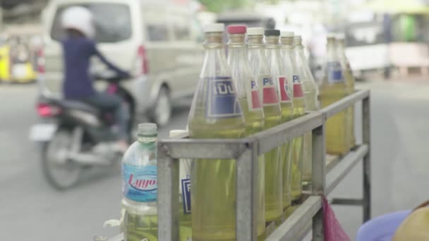 汽油瓶装。西哈努克维尔柬埔寨。亚洲 — 图库视频影像