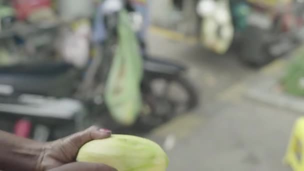 Market in Phnom Penh. Cambodia. Asia. Fruit slicing — Stock Video