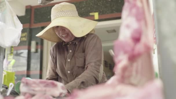 Mercado em Phnom Penh. Camboja. Ásia. Mulher vendedor com carne . — Vídeo de Stock