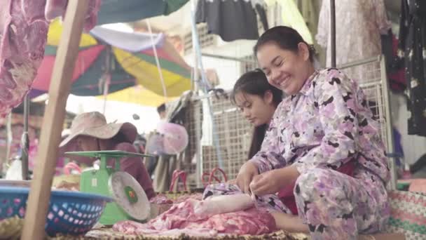 Marknaden i Phnom Penh. Kambodja. Asien. Kvinnlig säljare med kött. — Stockvideo