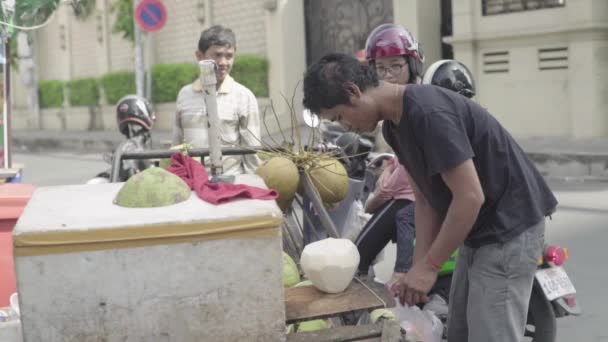 Markt in Phnom Penh. Kambodscha. Asien. Ein Mann verkauft Kokosnüsse — Stockvideo