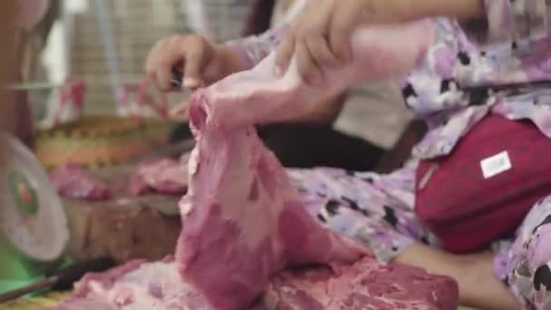 Market in Phnom Penh. Cambodia. Asia. Woman seller with meat. — Stock Video