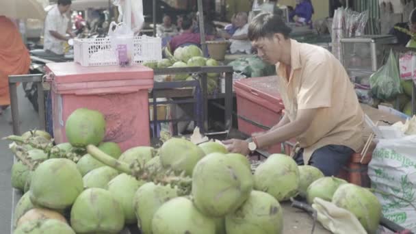 Marché à Phnom Penh. Cambodge. L'Asie. Un homme vend des noix de coco — Video