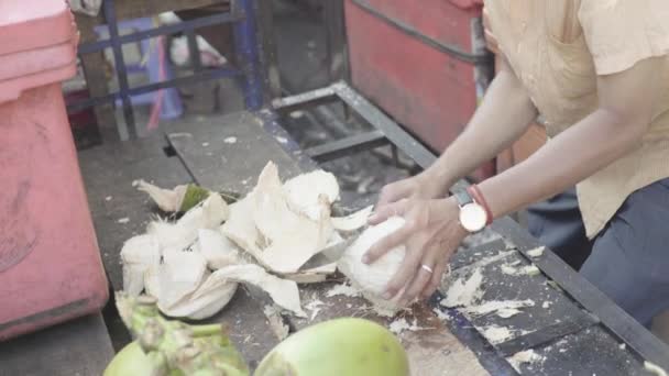 Mercado em Phnom Penh. Camboja. Ásia. Um homem vende cocos. — Vídeo de Stock