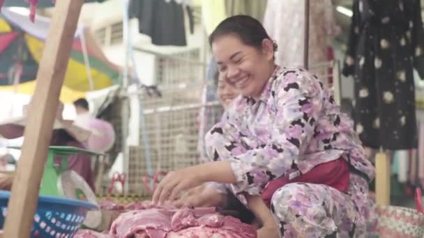 金边的市场。柬埔寨。亚洲。妇女卖肉者. — 图库视频影像