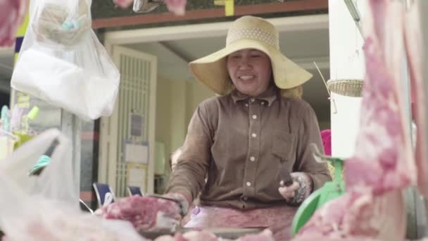 Рынок Пномпеня. Камбоджа. Азия. Продавец с мясом . — стоковое видео