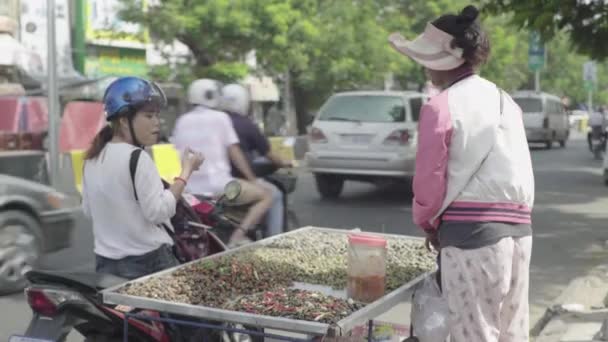 Mercato a Phnom Penh. Cambogia. In Asia. Donna venditore ambulante — Video Stock