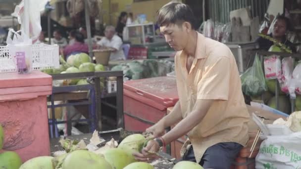 Αγορά στην Πνομ Πενχ. Καμπότζη. Ασία. Ένας άντρας πουλάει καρύδες. — Αρχείο Βίντεο