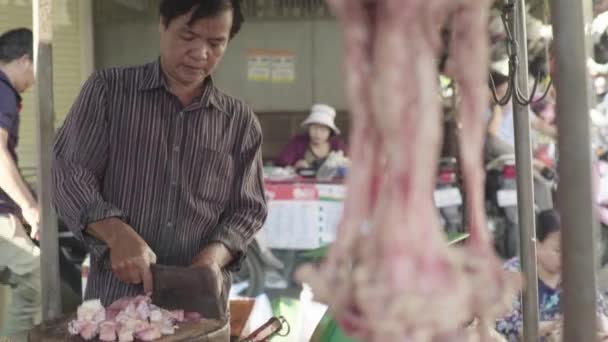 Market in Phnom Penh. Cambodia. Asia. Man male butcher seller with meat — Stock Video