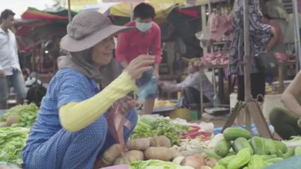 Mercado en Sihanoukville. Camboya. Asia. Mujer vendedor vende verduras — Vídeos de Stock