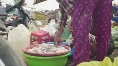 Sihanoukville 'deki pazar. Kamboçya. Asya. Erkek mürekkep balığı satıcısı.