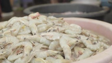 Sihanoukville 'deki pazar. Kamboçya. Asya. Sineklerin oturduğu karidesler