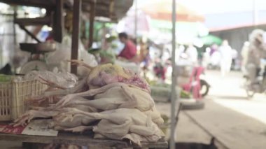 Sihanoukville 'deki pazar. Kamboçya. Asya. Tezgahta tavuk leşleri var.