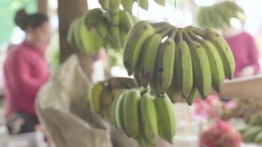 Sihanoukville 'deki pazar. Kamboçya. Asya. Muzlar tezgahın üzerinde