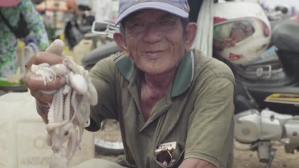 Ринок у Сіануквіллі. Камбоджа. Азія. Продавець кальмарів. — стокове відео