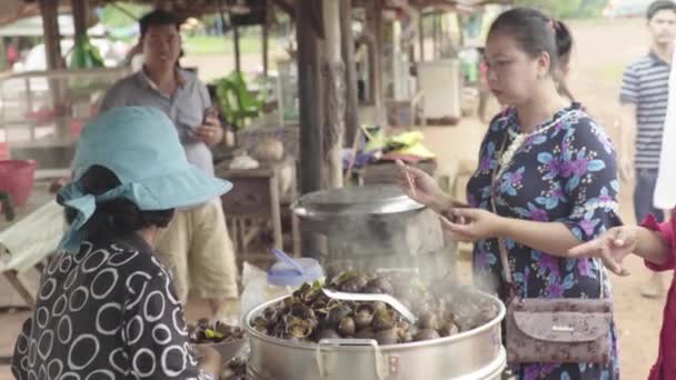 Mercado em Sihanoukville. Camboja. Ásia. Mulher vende caracóis cozidos — Vídeo de Stock