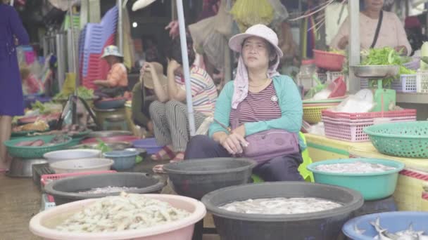 Mercado em Sihanoukville. Camboja. Ásia. Mulher vendedora — Vídeo de Stock