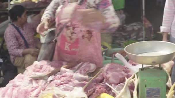 Markt in Sihanoukville. Cambodja. Azië. Vrouwenverkoper verkoopt vlees — Stockvideo