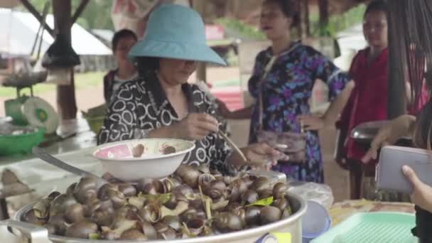 Mercado em Sihanoukville. Camboja. Ásia. Mulher vende caracóis cozidos — Vídeo de Stock