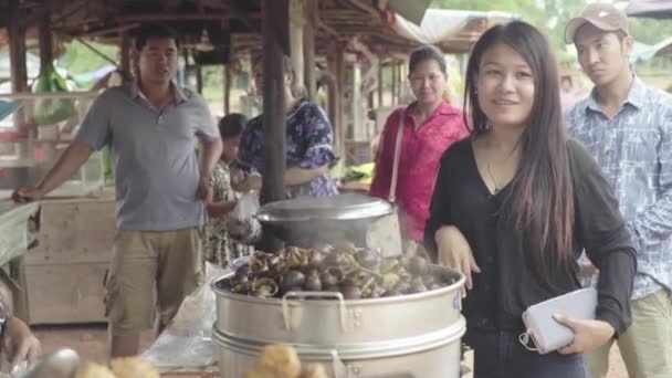 Mercado em Sihanoukville. Camboja. Ásia. Mulher vende caracóis cozidos — Vídeo de Stock