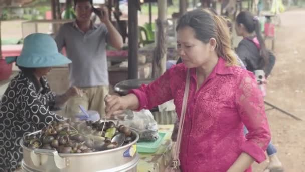 Mercado en Sihanoukville. Camboya. Asia. Mujer vende caracoles hervidos — Vídeos de Stock