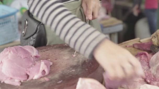 Mercado en Sihanoukville. Camboya. Asia. Preparación de carne para la venta — Vídeos de Stock