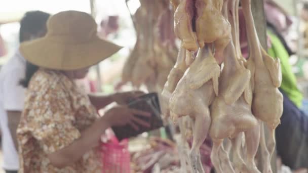 Piac Sihanoukville-ben. Kambodzsa. Ázsiában. Szarvasmarhafélék hasított teste — Stock videók