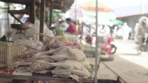 Mercado en Sihanoukville. Camboya. Asia. Cadenas de pollo en el mostrador — Vídeo de stock