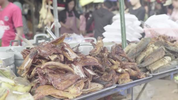 Piac Sihanoukville-ben. Kambodzsa. Ázsiában. Sült hús és hal a pulton — Stock videók