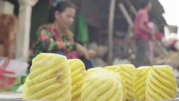 Mercado en Sihanoukville. Camboya. Asia. Piña en el mostrador — Vídeo de stock