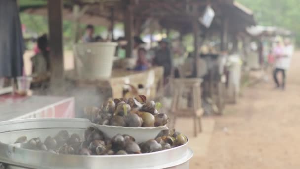 シアヌークビルの市場。カンボジア。アジア。茹でたカタツムリ — ストック動画