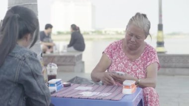 Phnom Penh şehrinin caddesindeki falcı kadın. Kamboçya. Asya.