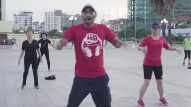 İnsanlar Phnom Penh, Kamboçya, Asya meydanında jimnastik yapıyor.