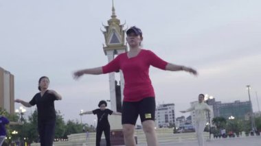 İnsanlar Phnom Penh, Kamboçya, Asya meydanında jimnastik yapıyor.