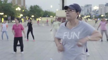 İnsanlar Phnom Penh, Kamboçya, Asya meydanında jimnastik yapıyor.