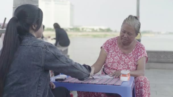 Mulher caixa da fortuna na rua da cidade de Phnom Penh. Camboja. Ásia . — Vídeo de Stock