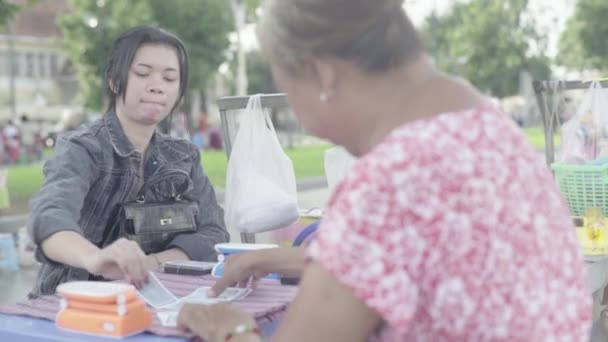 Phnom Penh şehrinin caddesindeki falcı kadın. Kamboçya. Asya. — Stok video