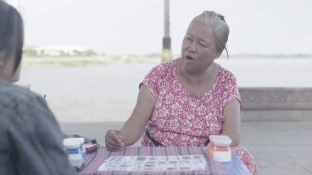 Wahrsagerin auf der Straße von Phnom Penh. Kambodscha. Asien. — Stockvideo