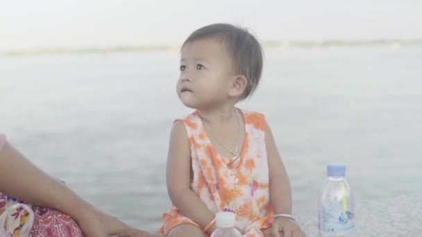 Portret dziewczyny. Phnom Penh, Kambodża, Azja — Wideo stockowe