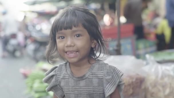 Egy lány portréja. Phnom Penh, Kambodzsa, Ázsia — Stock videók
