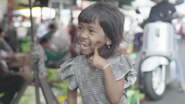 Porträtt av en flicka. Phnom Penh, Kambodja, Asien — Stockvideo